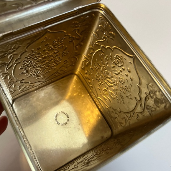 •Vintage Repousse Hinged Tea Tin Made In Holland• - Picture 6 of 7